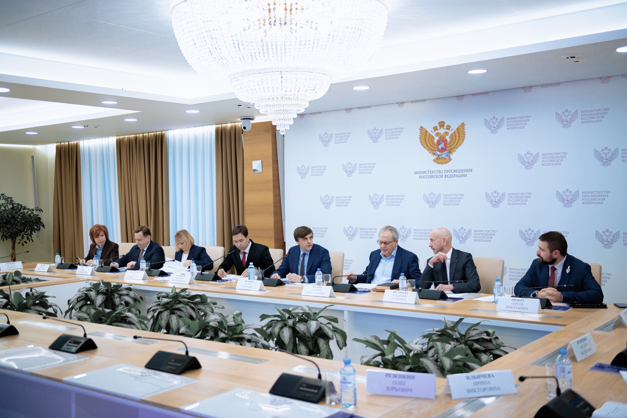 Нагрузку на учеников обсудили на заседании Общественного совета при Минпросвещения России.