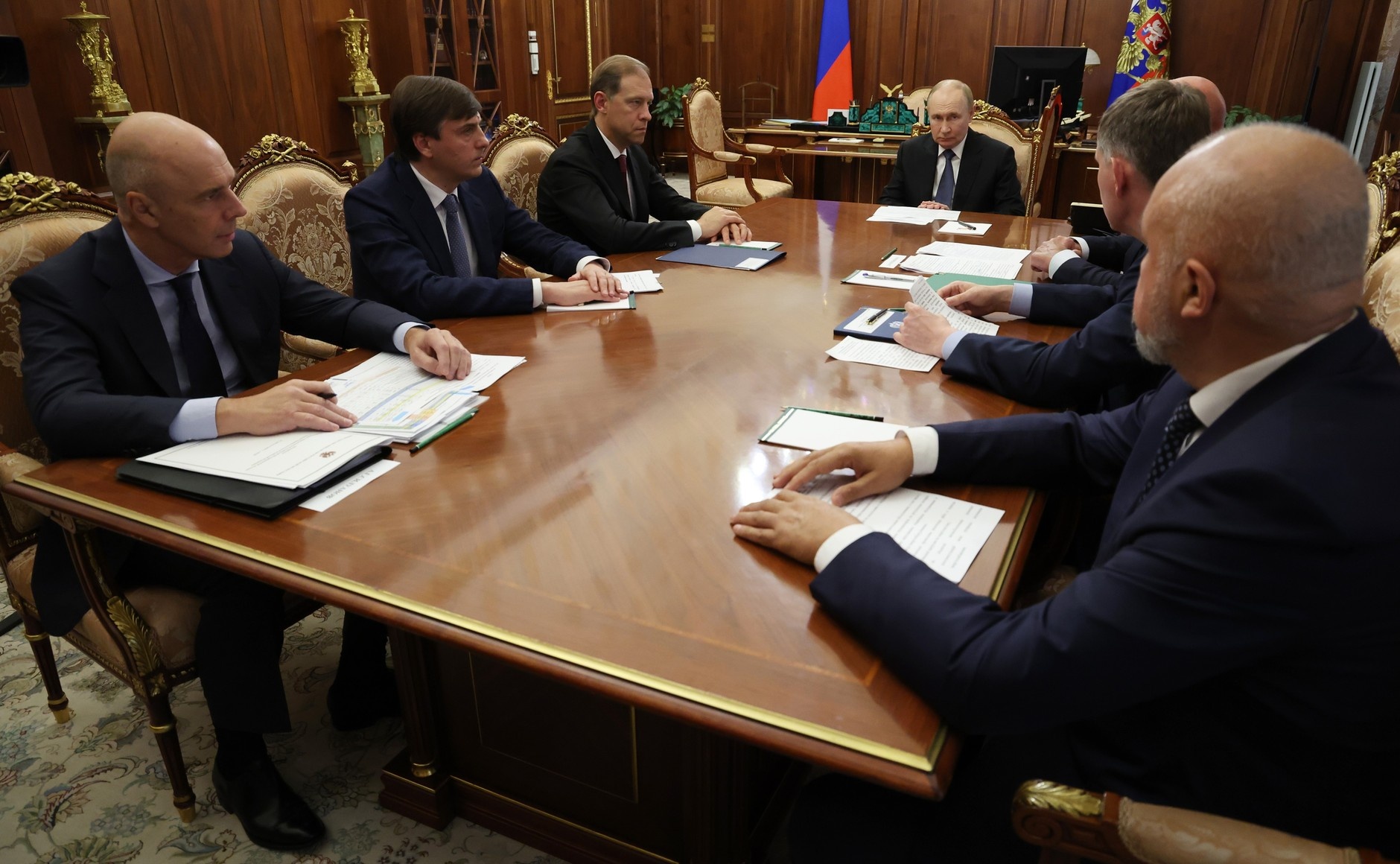 Сергей Кравцов на совещании с членами Правительства РФ доложил Владимиру Путину о готовности школ к началу учебного года.
