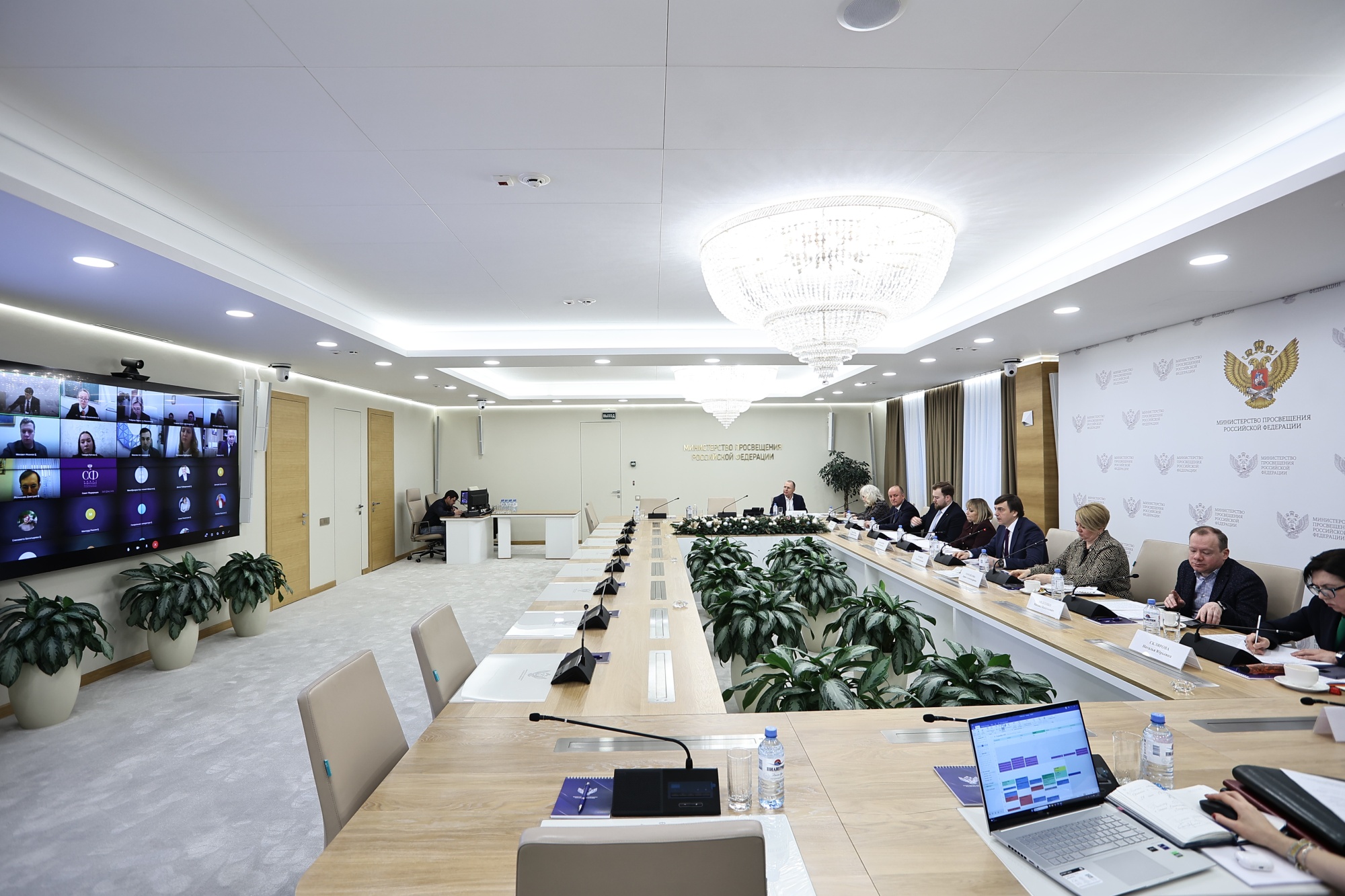 Минпросвещения РФ утвердило инструкции по действиям педагогов в конфликтных ситуациях.